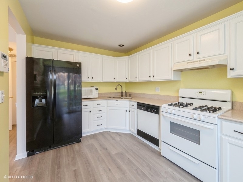 140 Crescent Lane, Schaumburg, IL 60193