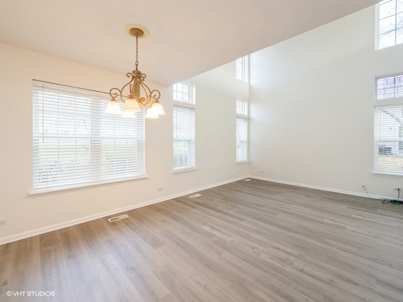 140 Crescent Lane, Schaumburg, IL 60193