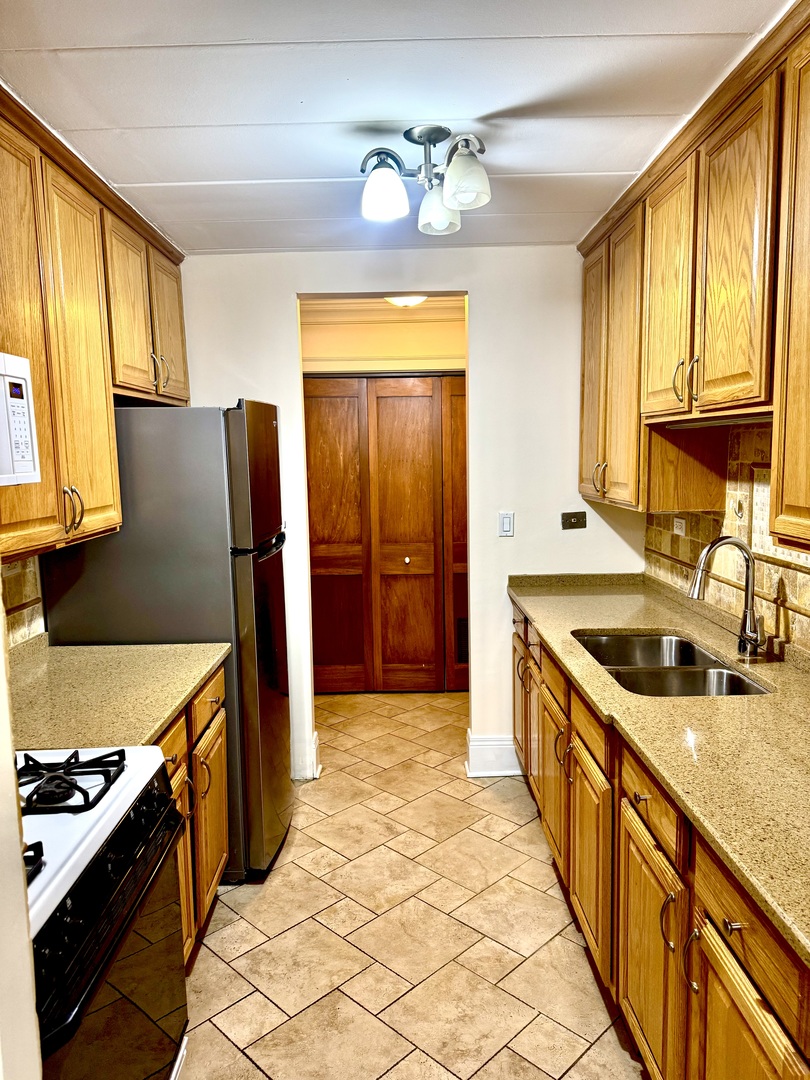 300 S Roselle Road #207, Schaumburg, IL 60193