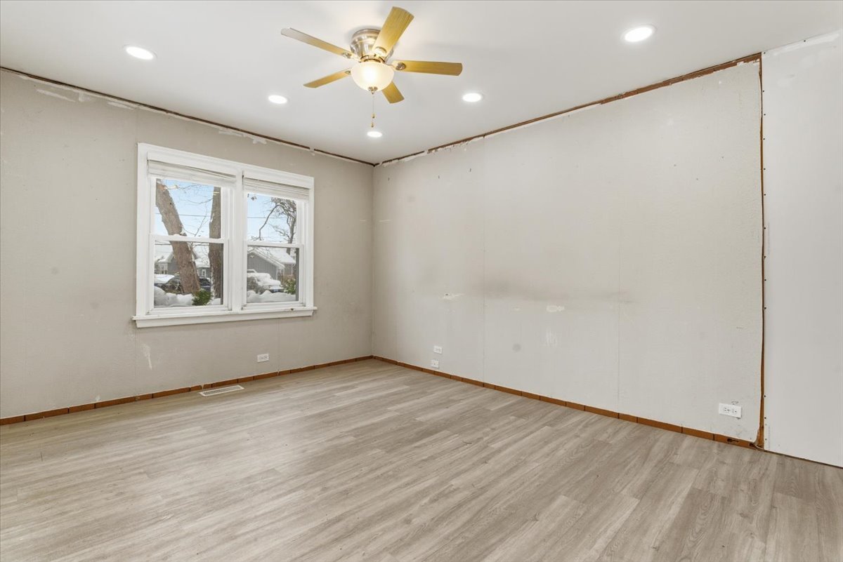 33759 N Lake Shore Drive, Grayslake, IL 60030