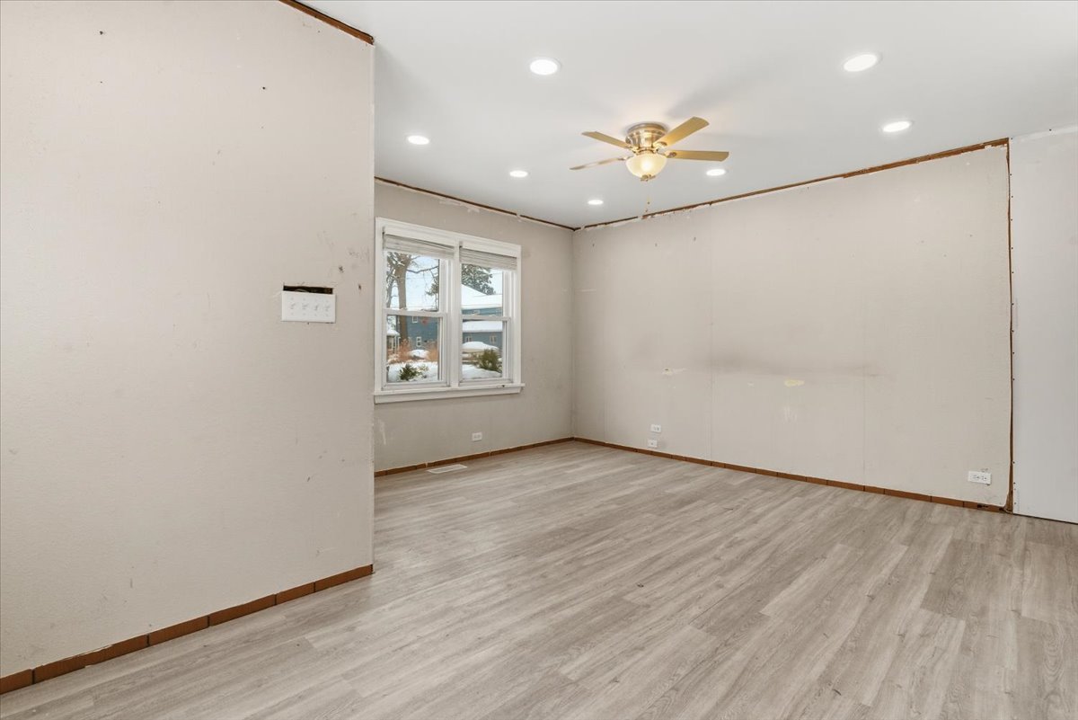 33759 N Lake Shore Drive, Grayslake, IL 60030