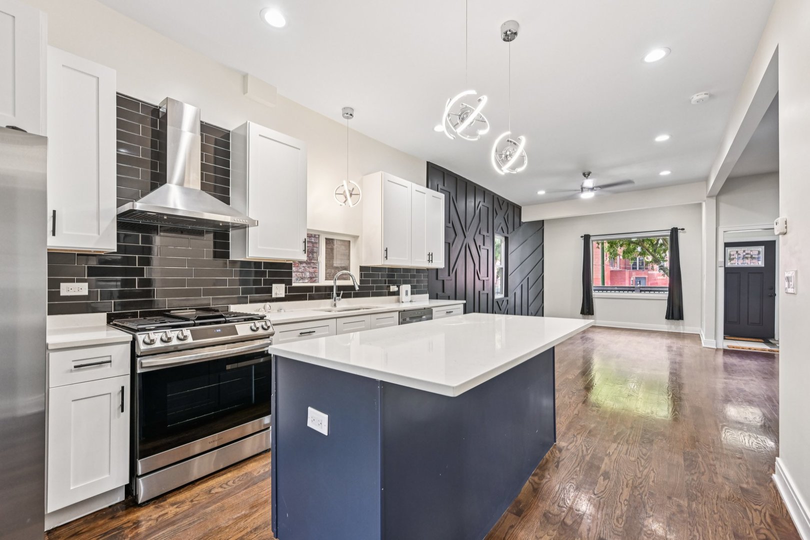 6547 S Langley Avenue, Chicago, IL 60637