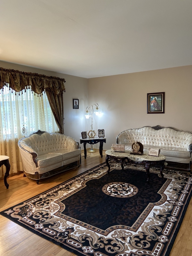 7002 W Carol Avenue, Niles, IL 60714