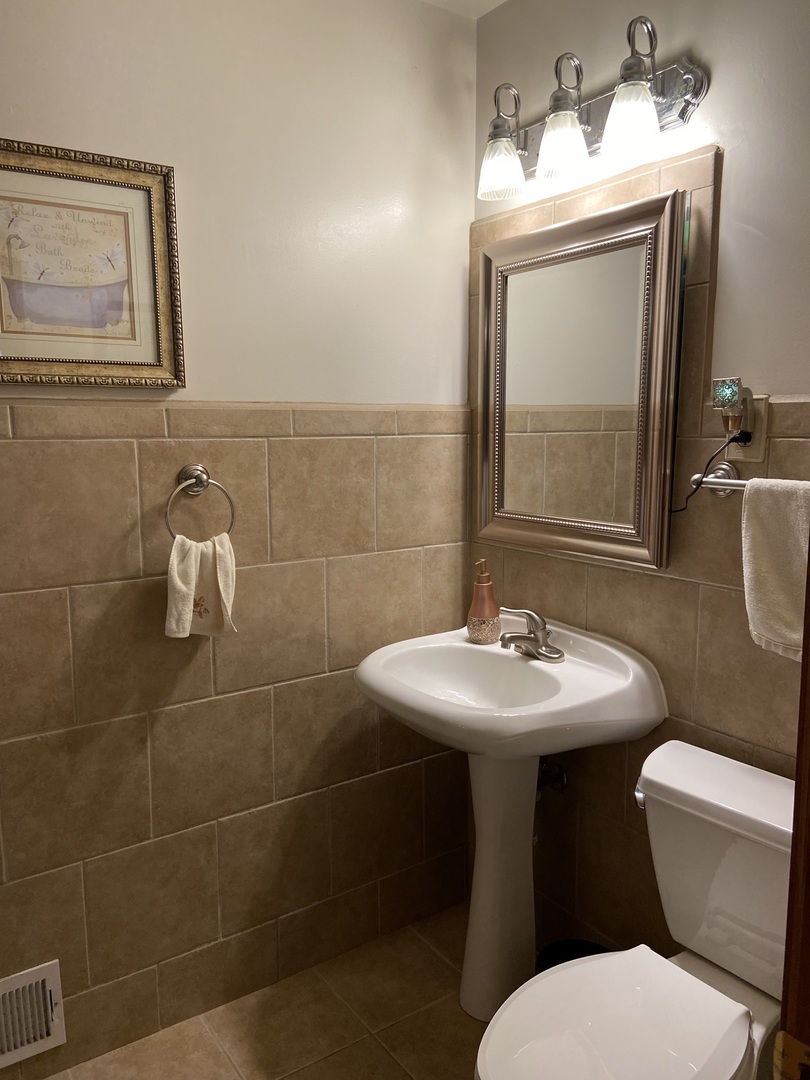 7002 W Carol Avenue, Niles, IL 60714