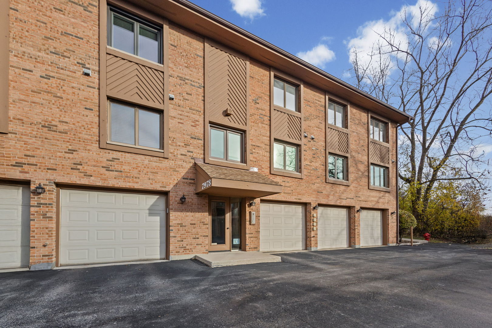 7978 S Garfield Avenue #206, Burr Ridge, IL 60527