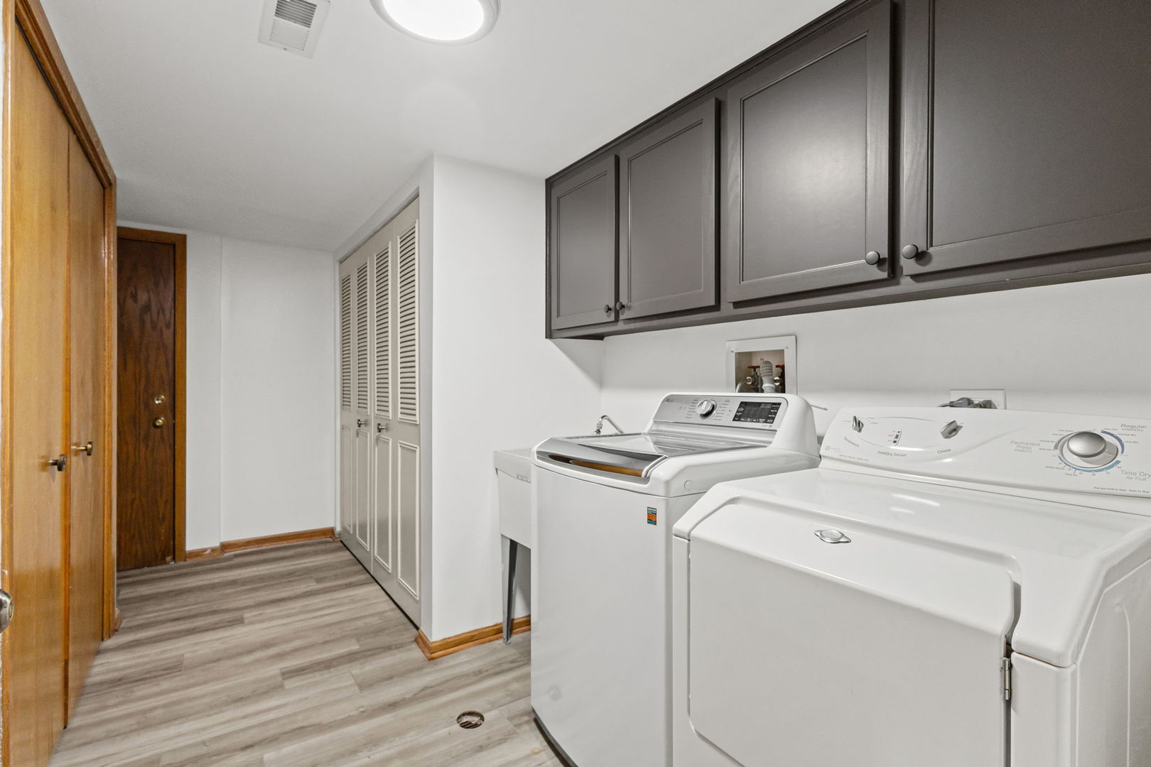 7978 S Garfield Avenue #206, Burr Ridge, IL 60527