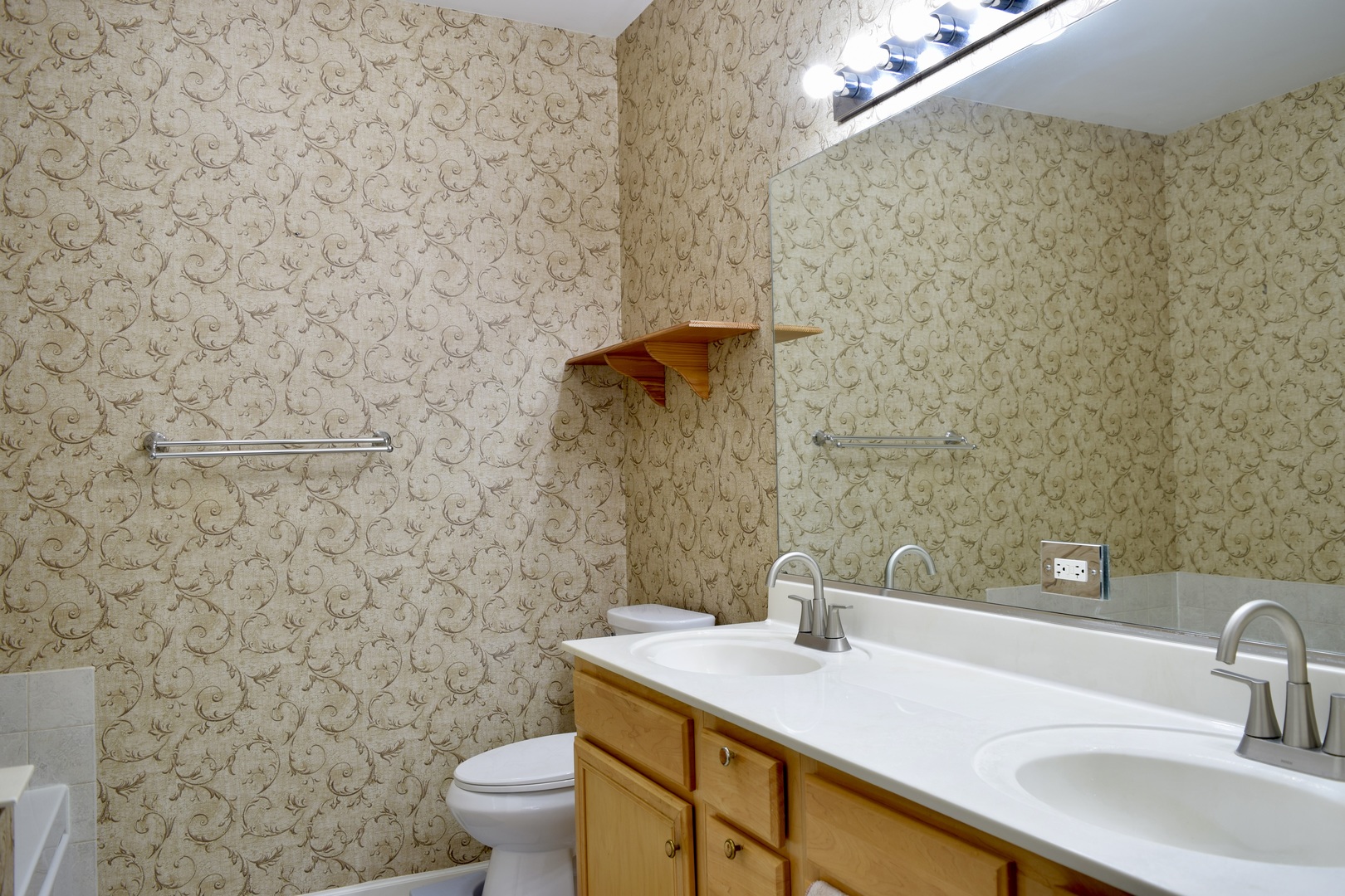 1126 N Oakwood Drive #1126, Fox Lake, IL 60020