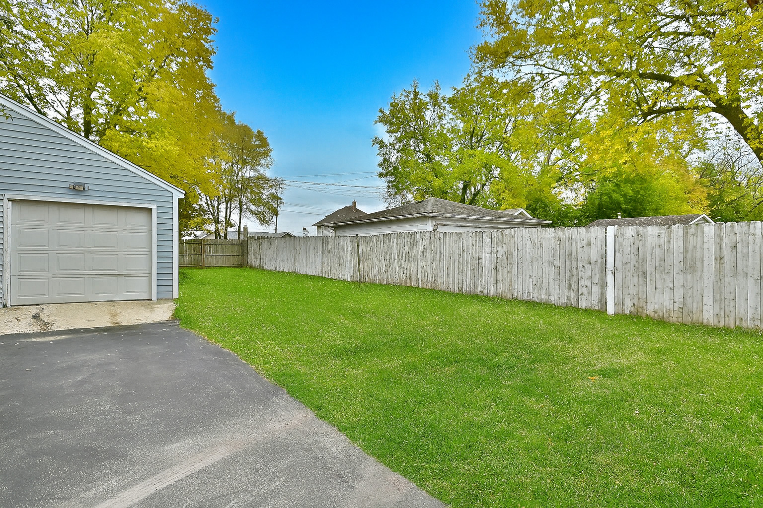 528 Woodlawn Avenue, Aurora, IL 60506