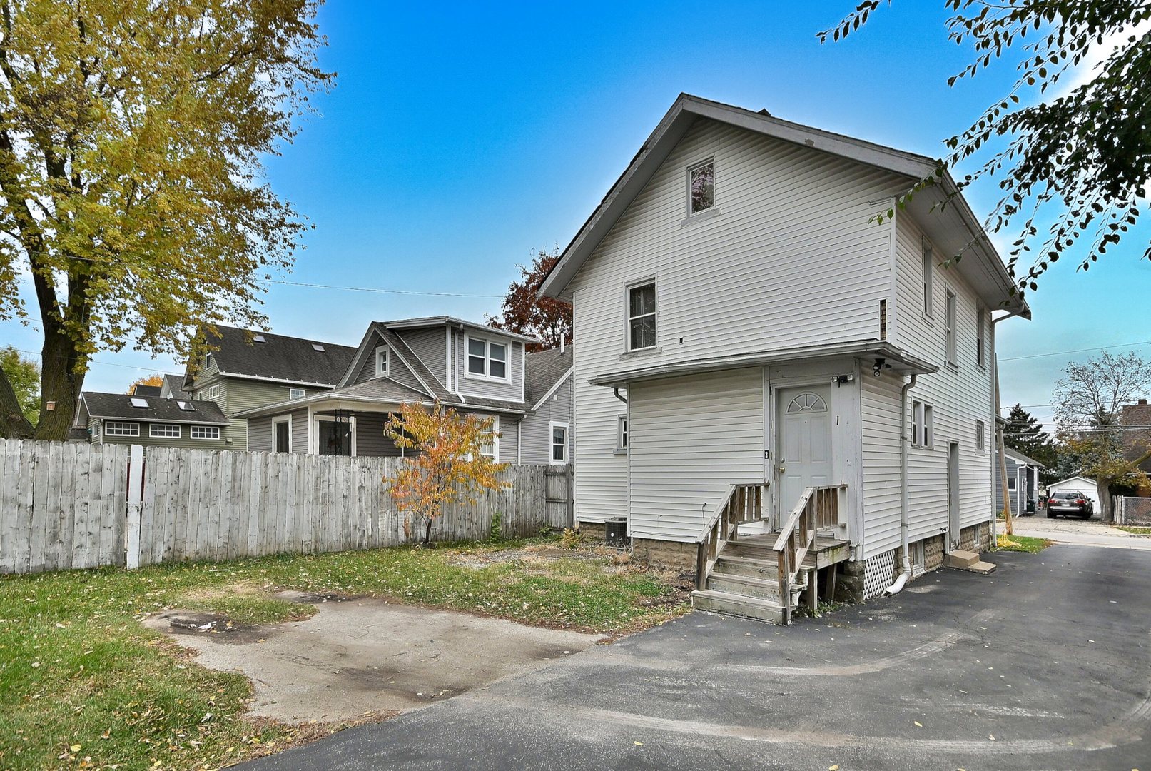 528 Woodlawn Avenue, Aurora, IL 60506