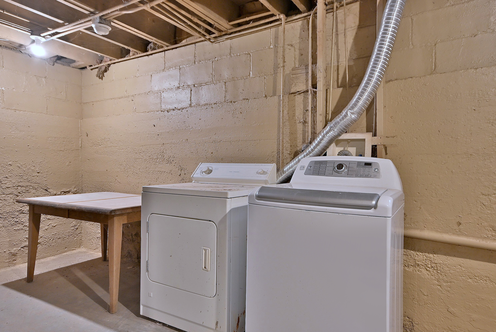 528 Woodlawn Avenue, Aurora, IL 60506