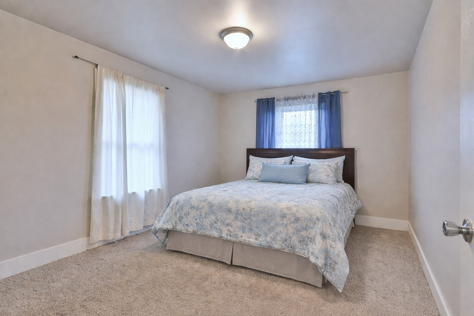 528 Woodlawn Avenue, Aurora, IL 60506