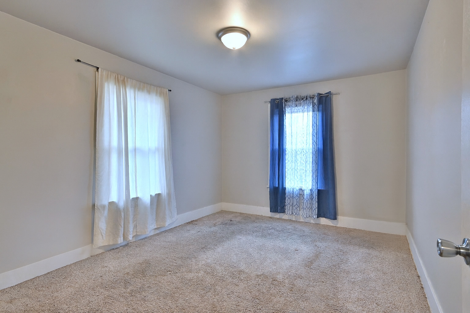 528 Woodlawn Avenue, Aurora, IL 60506