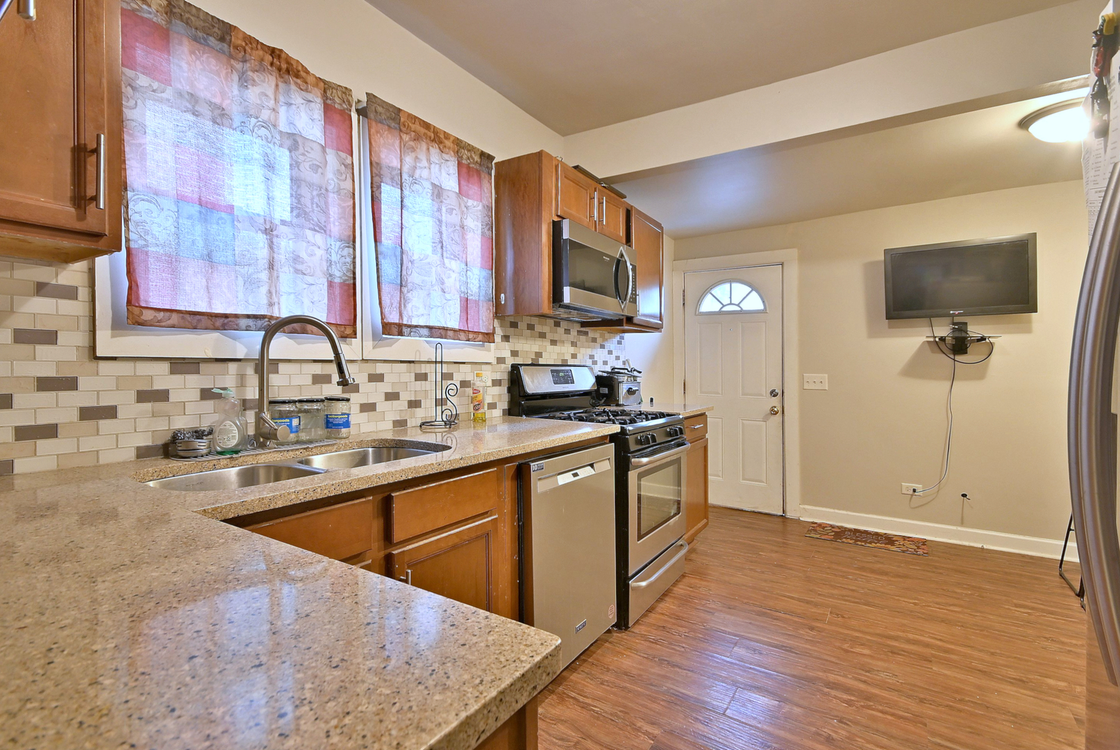 528 Woodlawn Avenue, Aurora, IL 60506