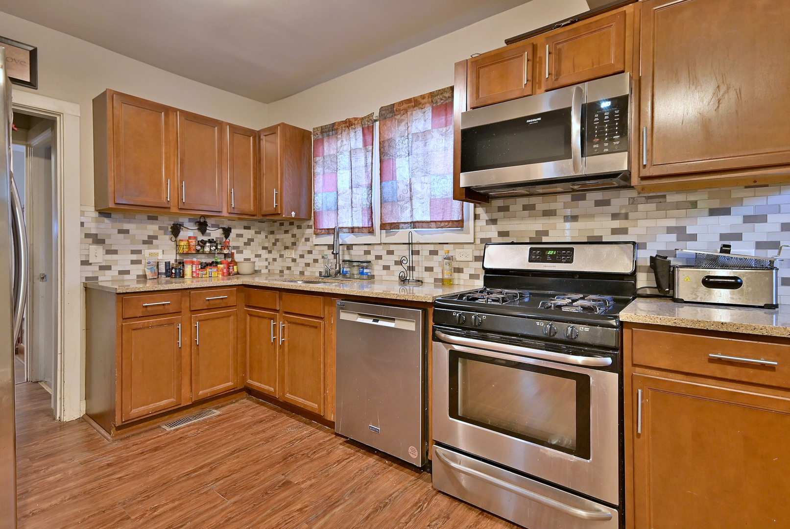 528 Woodlawn Avenue, Aurora, IL 60506