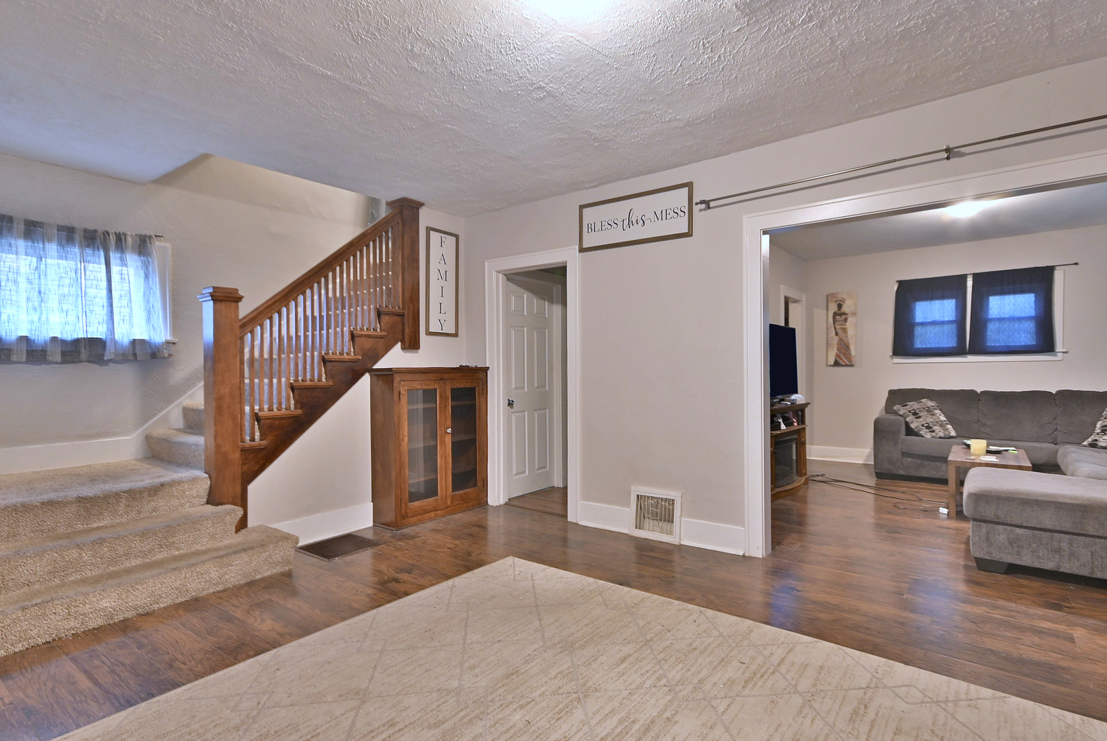 528 Woodlawn Avenue, Aurora, IL 60506