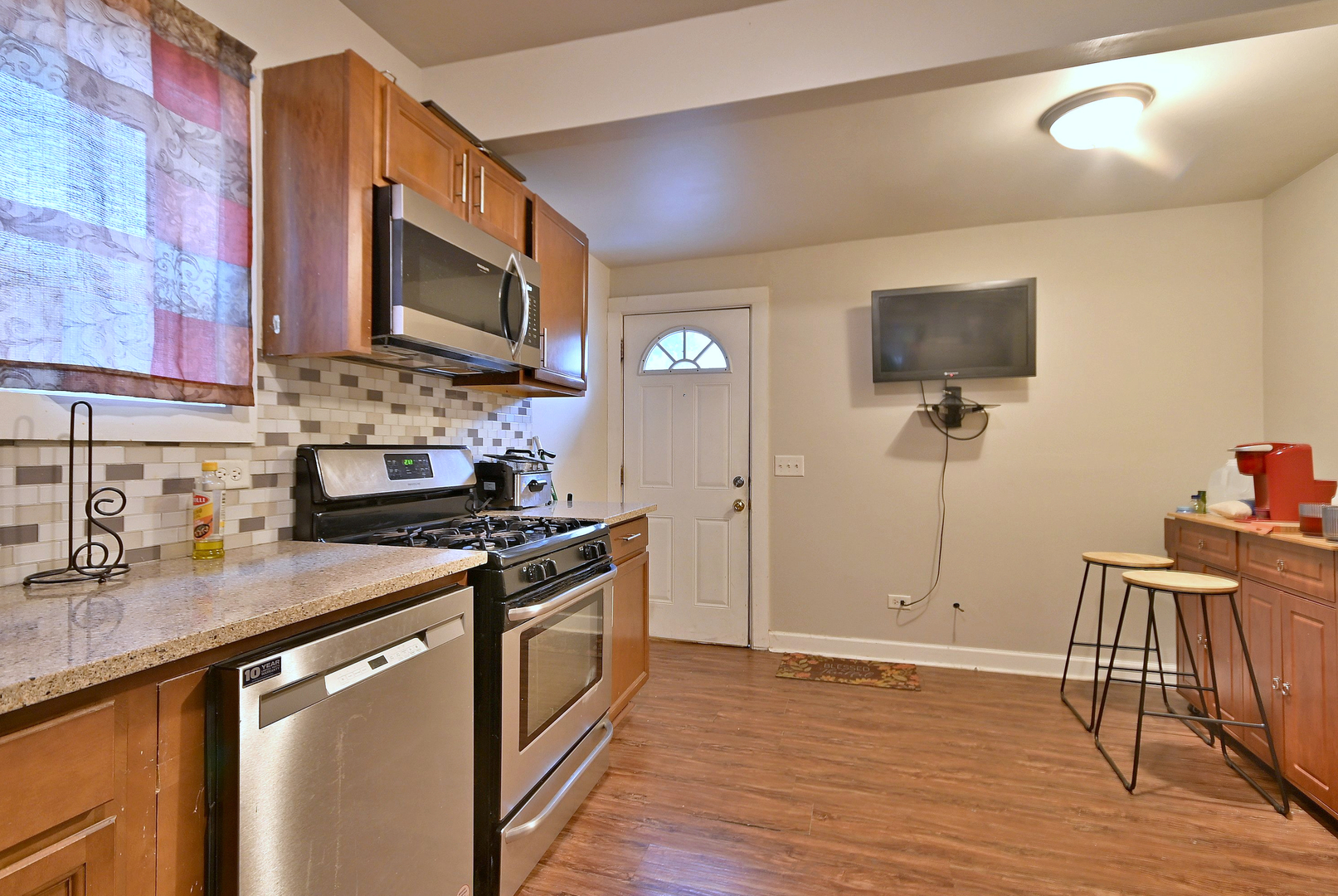 528 Woodlawn Avenue, Aurora, IL 60506