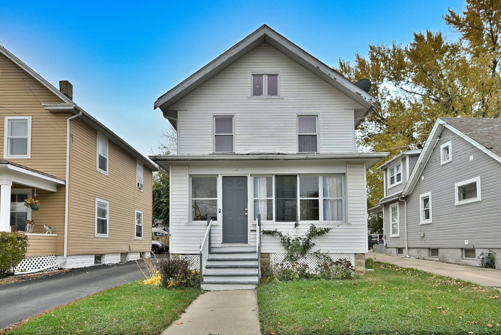 528 Woodlawn Avenue, Aurora, IL 60506