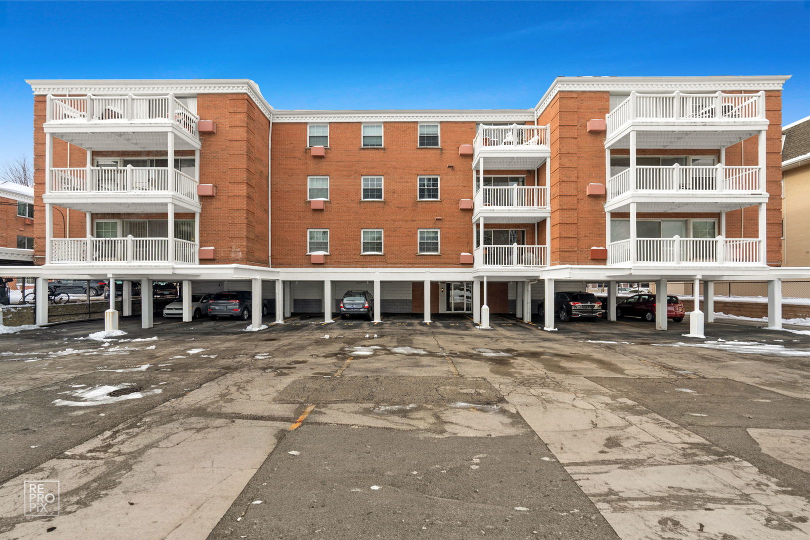 81 S 6th Avenue #202, La Grange, IL 60525