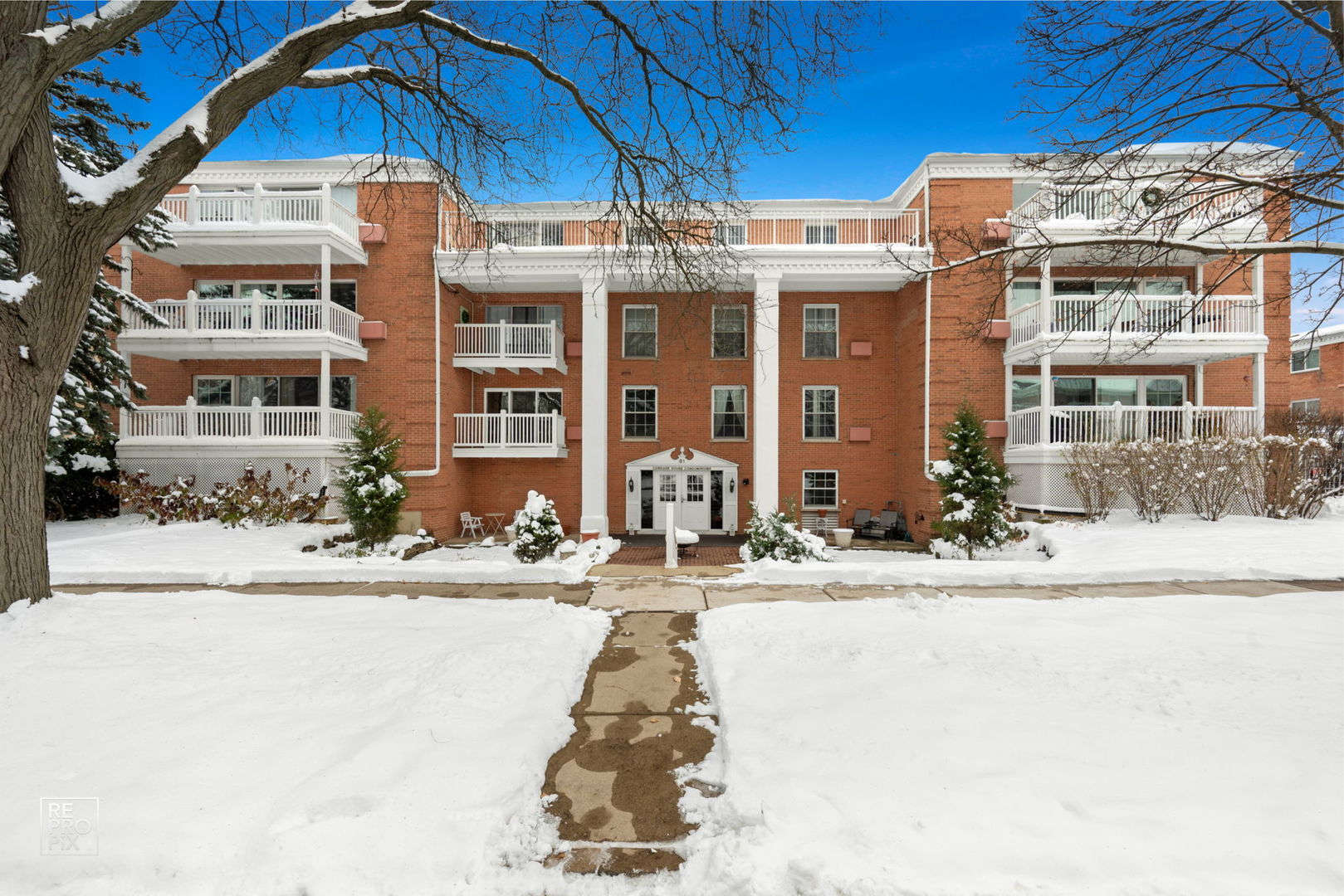 81 S 6th Avenue #202, La Grange, IL 60525