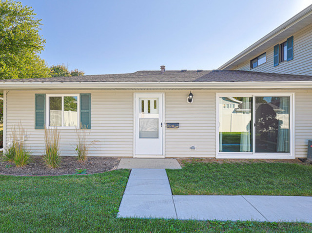 1128 Quanset Court #1128, Schaumburg, IL 60194