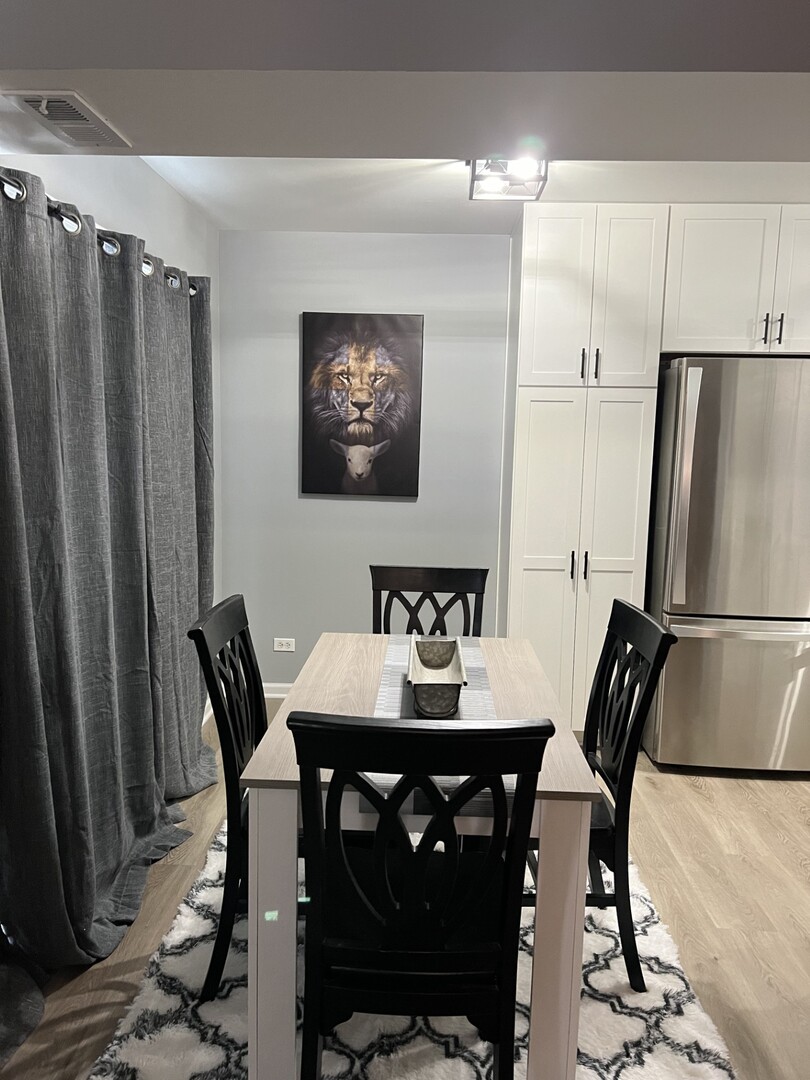 1687 Williamsburg Court #B, Wheaton, IL 60189