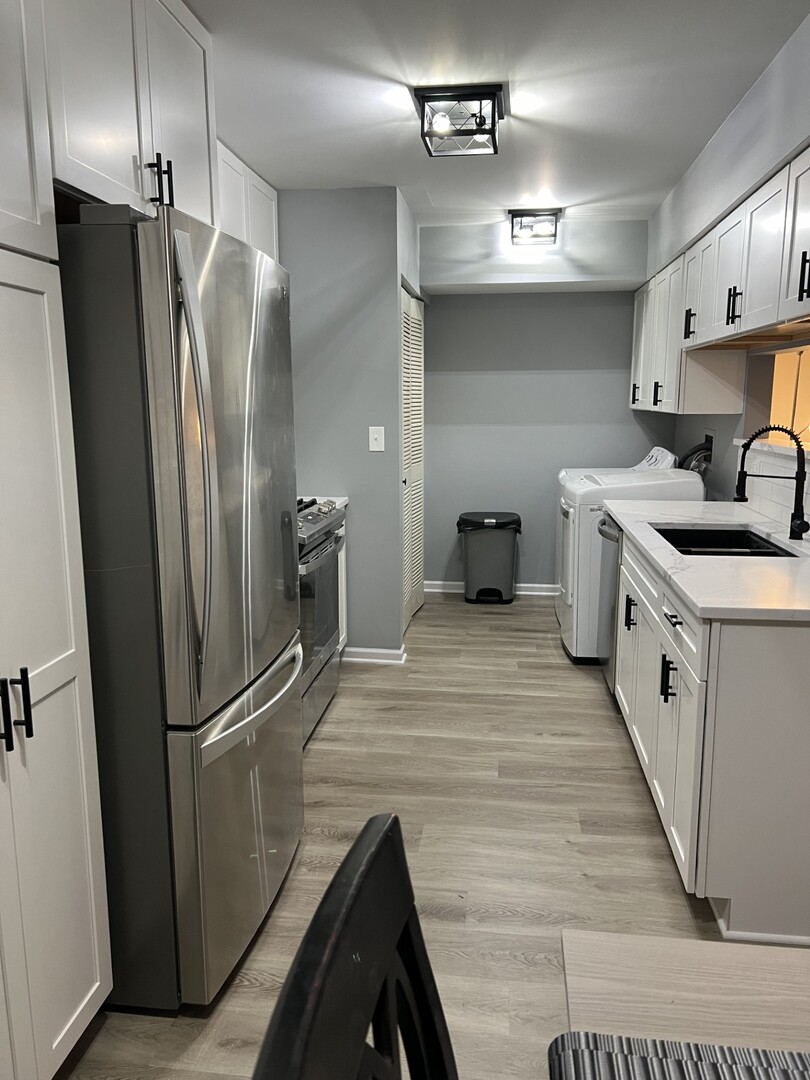 1687 Williamsburg Court #B, Wheaton, IL 60189