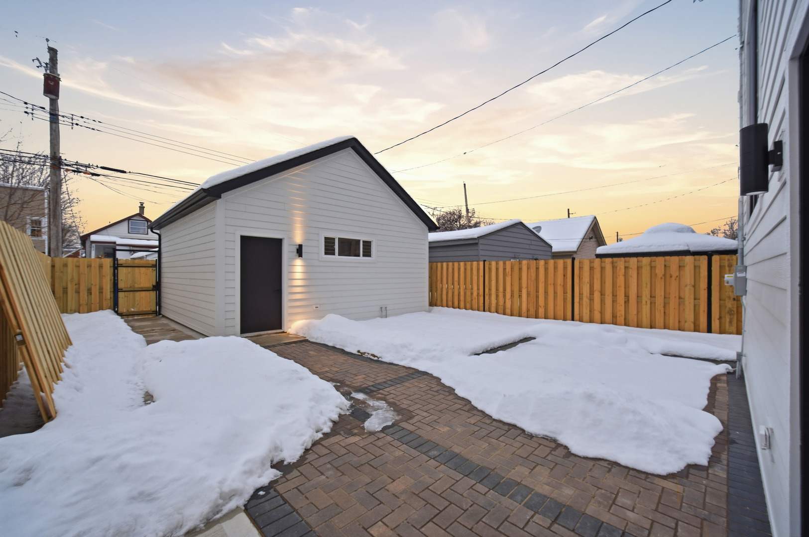 4910 N Austin Avenue, Chicago, IL 60630