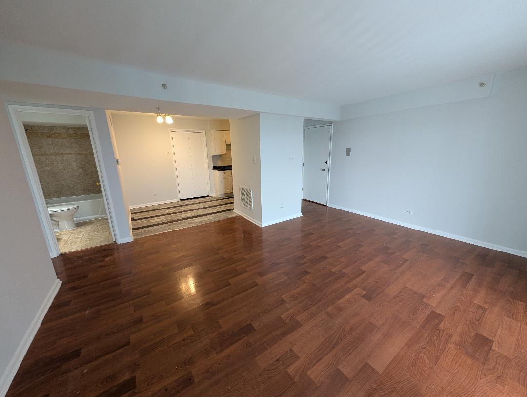 17515 S SANDALWOOD Drive #303, Tinley Park, IL 60477