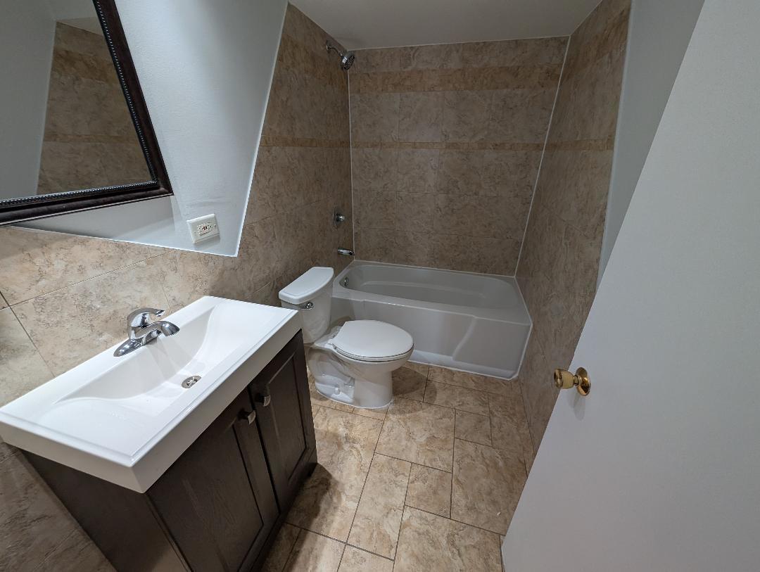 17515 S SANDALWOOD Drive #303, Tinley Park, IL 60477