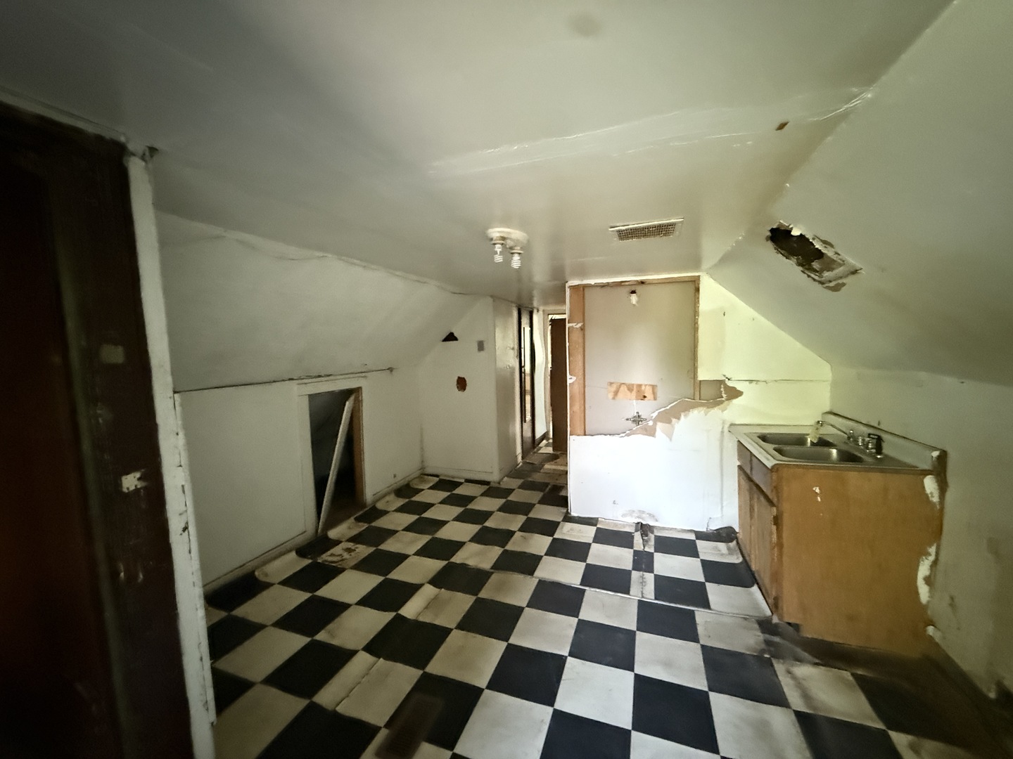 8324 S Kingston Avenue, Chicago, IL 60617