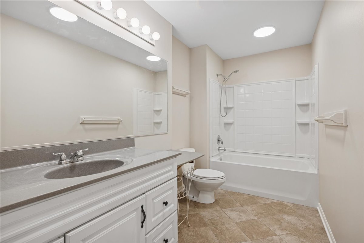 1502 Round Lake Drive, Round Lake Beach, IL 60073