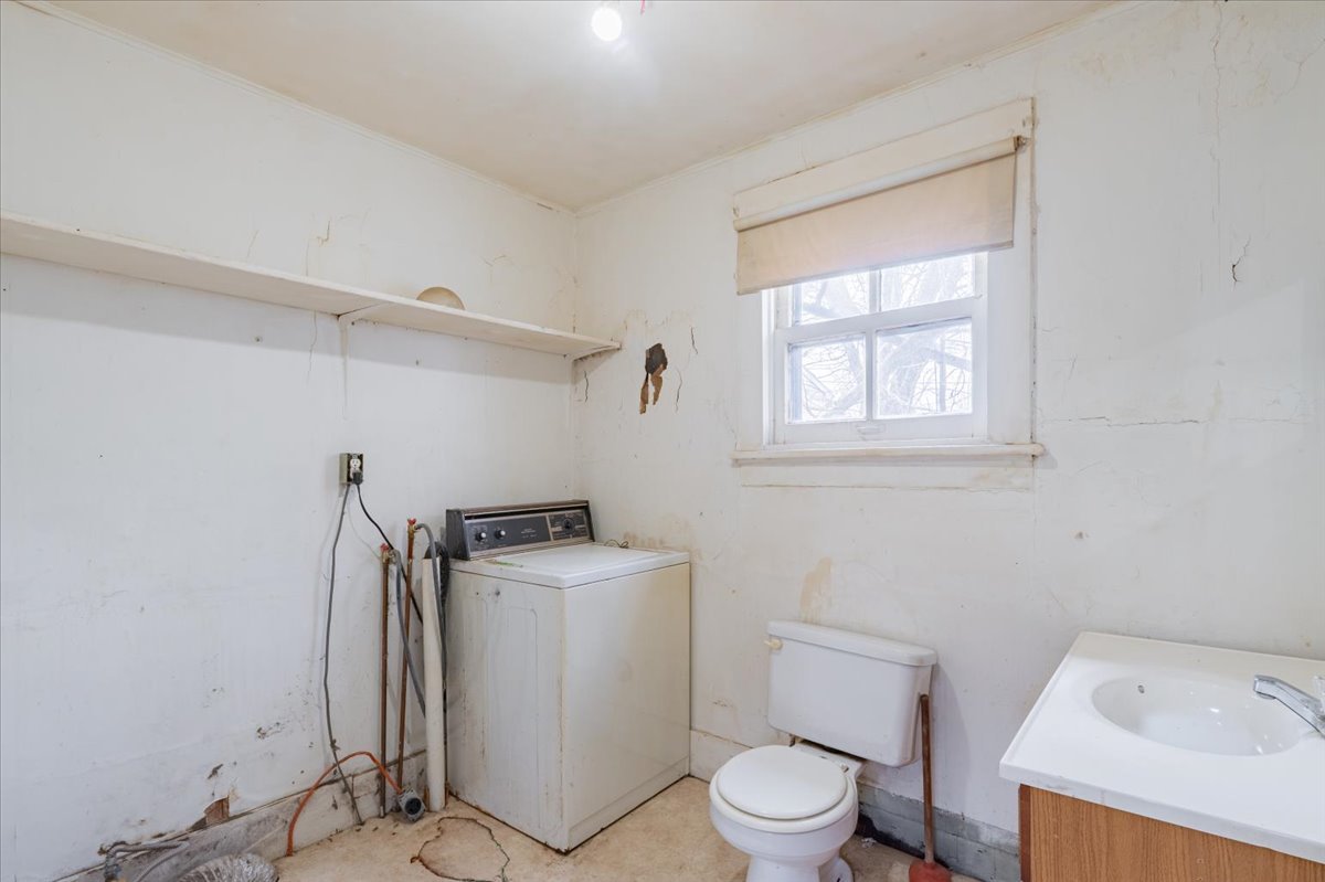 916 W Front Street, Bloomington, IL 61701