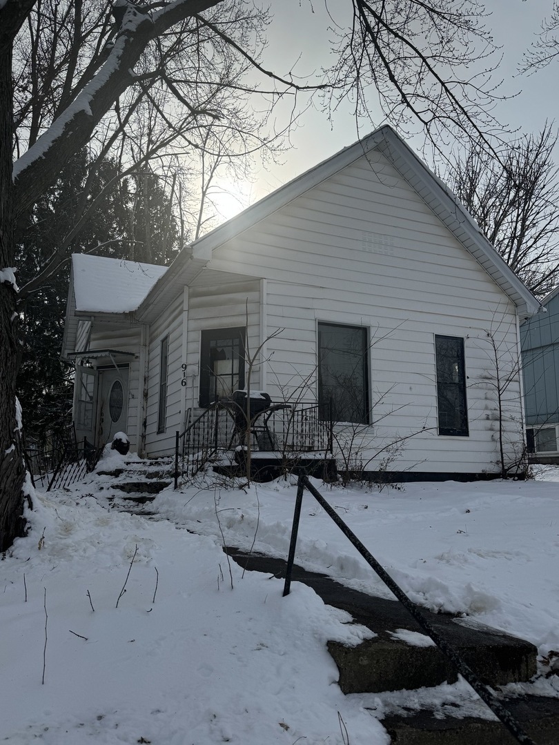 916 W Front Street, Bloomington, IL 61701