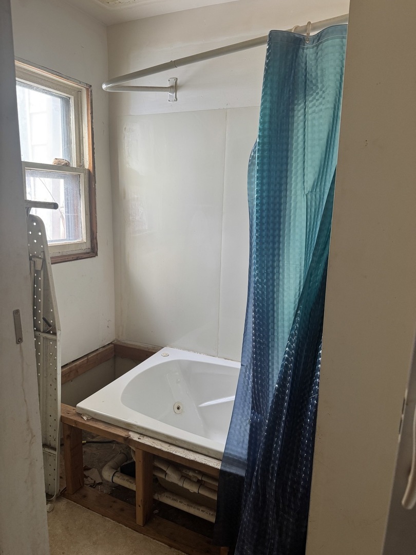 916 W Front Street, Bloomington, IL 61701