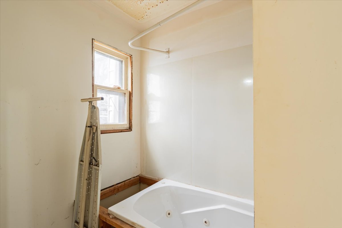 916 W Front Street, Bloomington, IL 61701