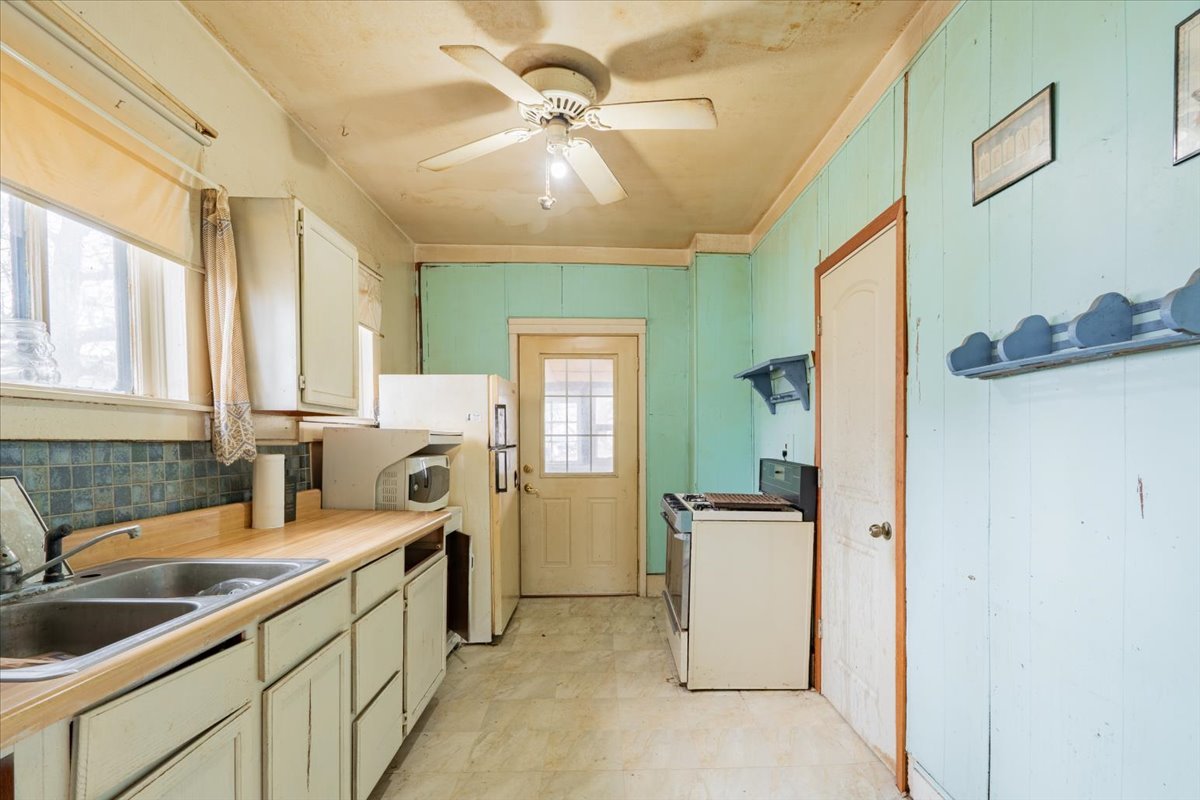 916 W Front Street, Bloomington, IL 61701