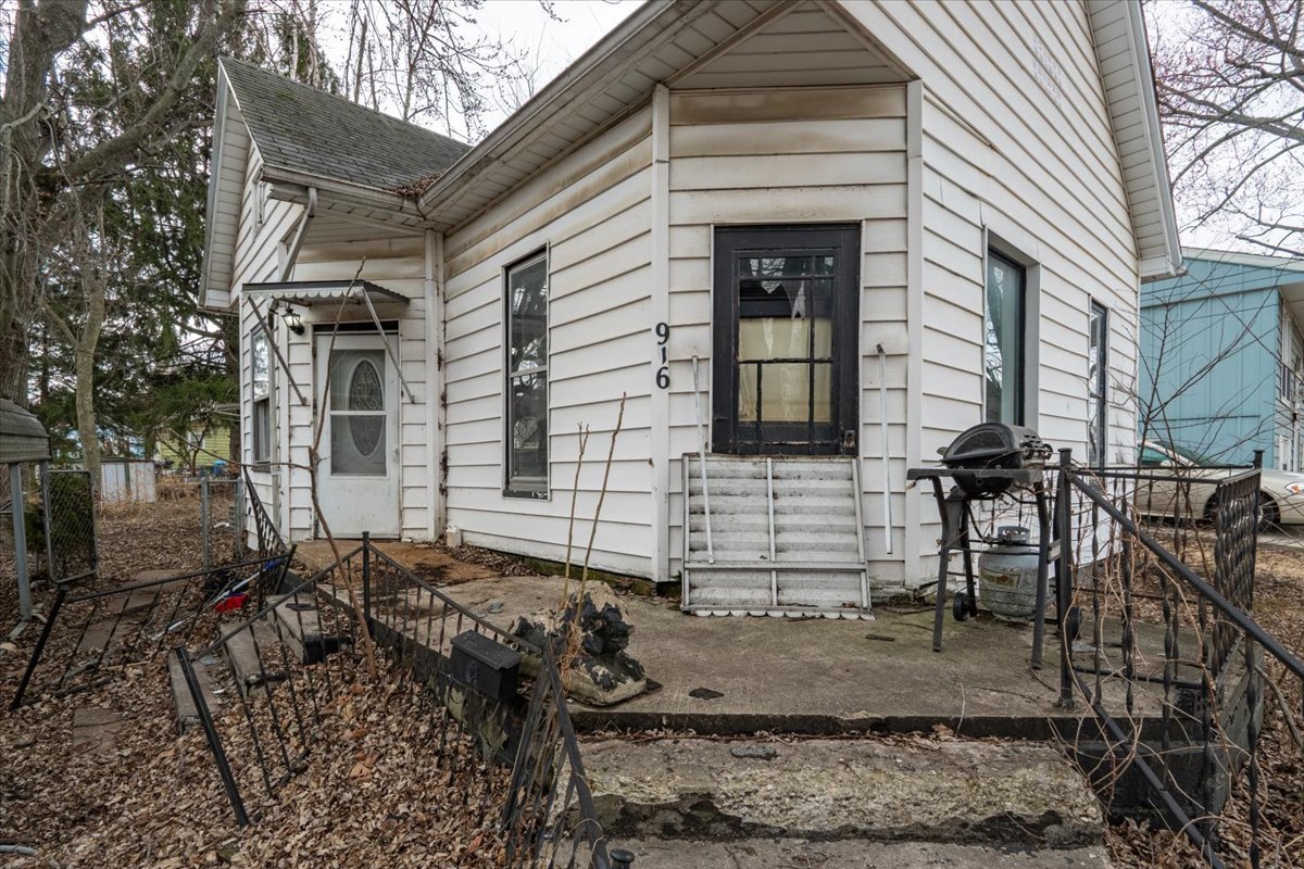 916 W Front Street, Bloomington, IL 61701