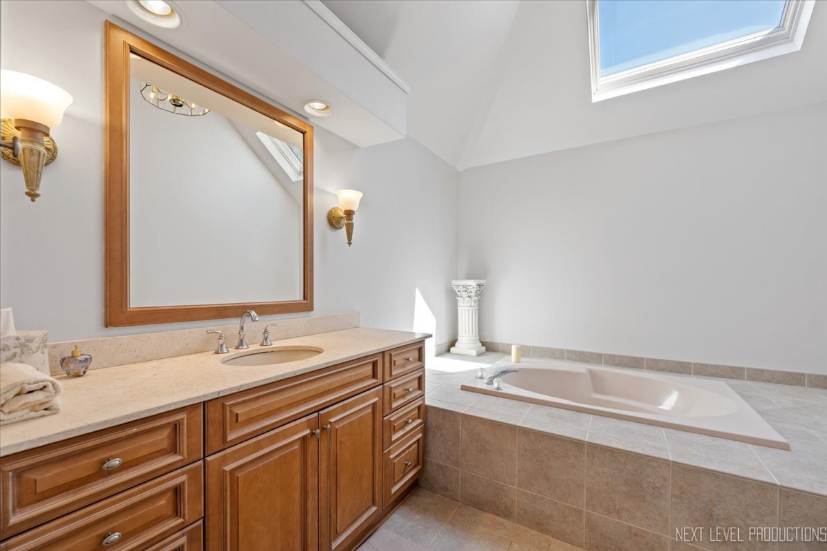 2575 River Woods Drive, Naperville, IL 60565