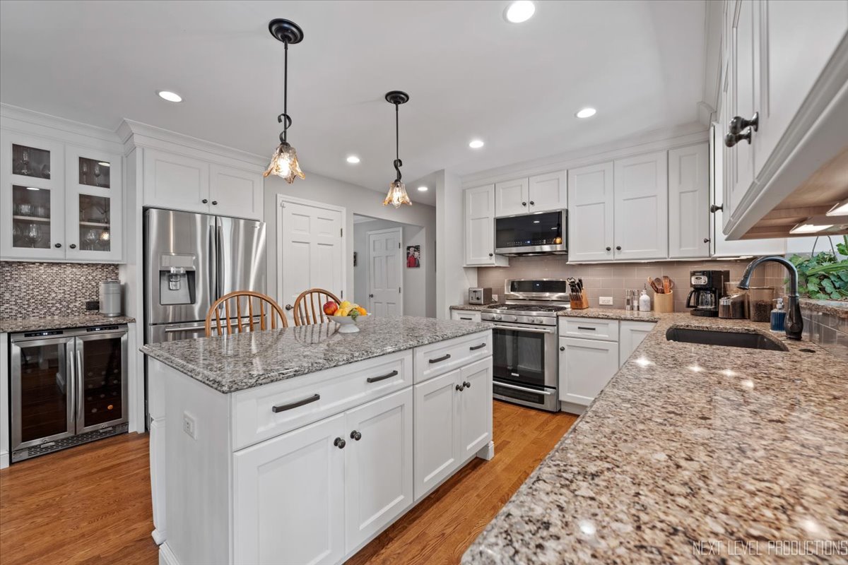 2575 River Woods Drive, Naperville, IL 60565