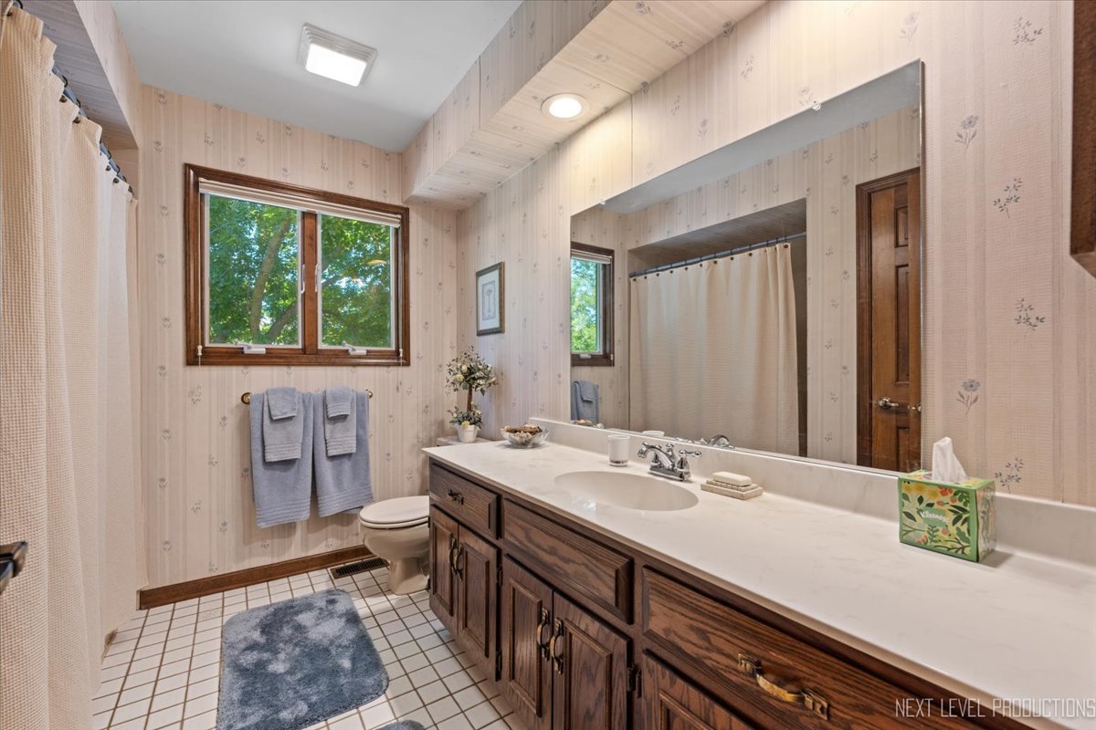 2575 River Woods Drive, Naperville, IL 60565