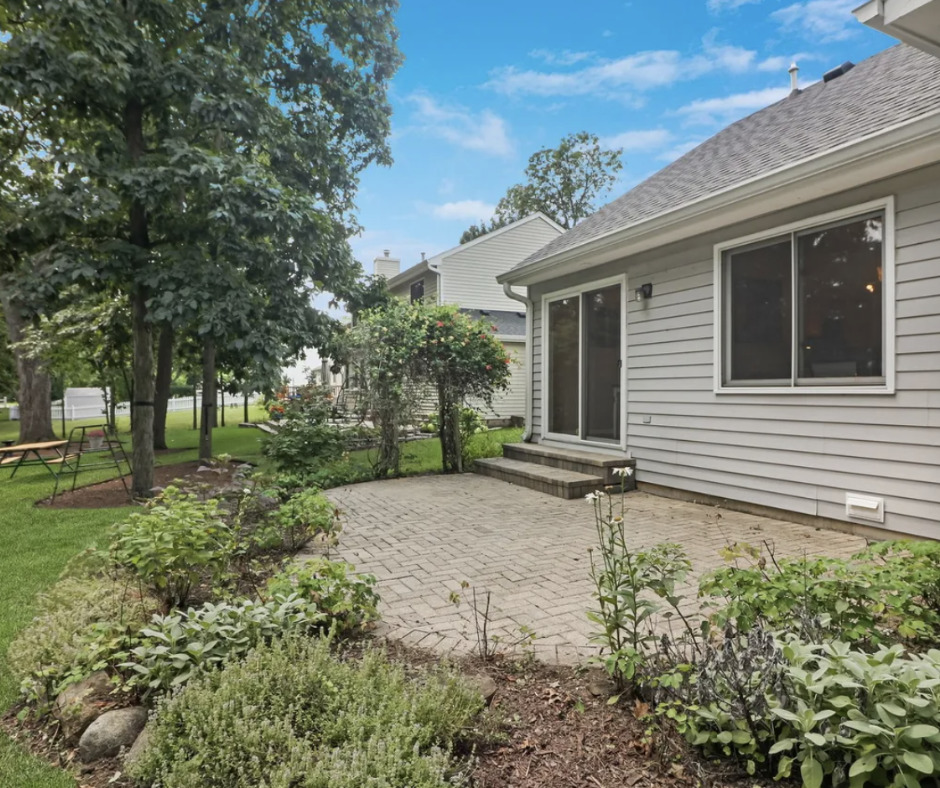 925 Hartford Drive, Gurnee, IL 60031