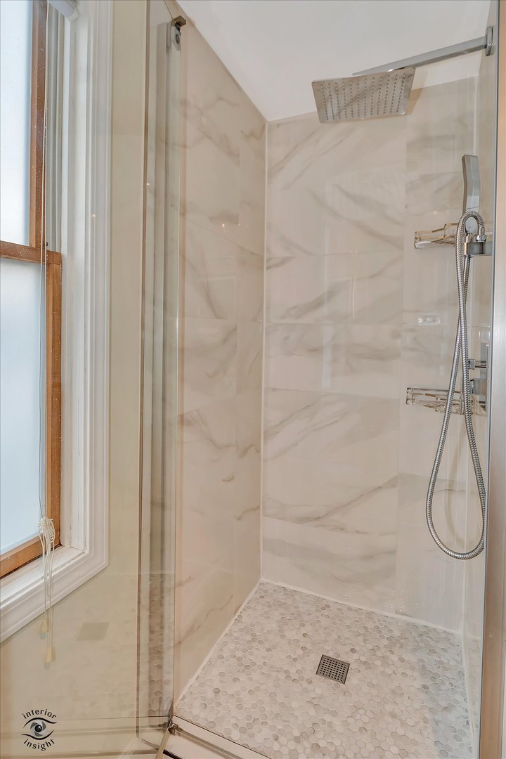 9521 S SAWYER Avenue, Evergreen Park, IL 60805