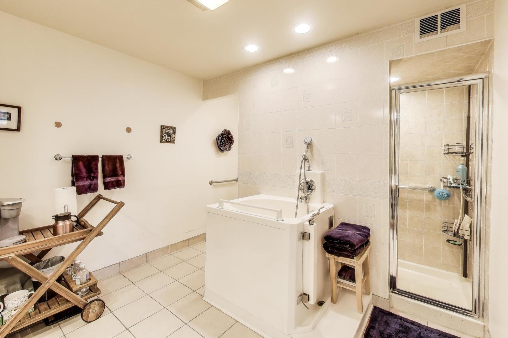 3955 Mission Hills Road #D, Northbrook, IL 60062