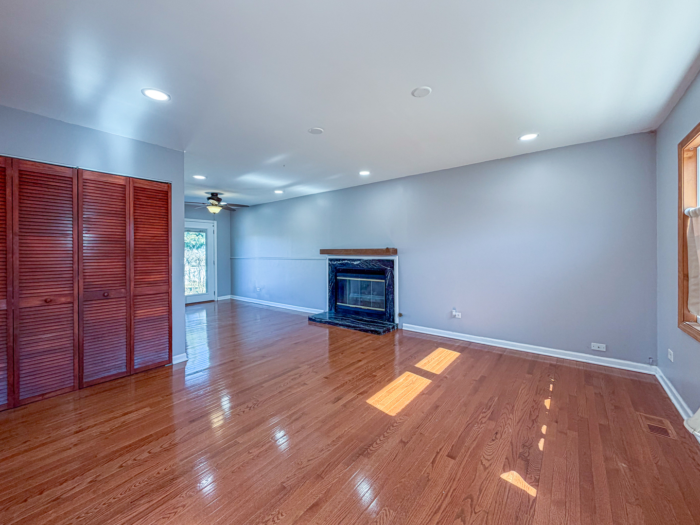 290 E Wrightwood Avenue, Glendale Heights, IL 60139