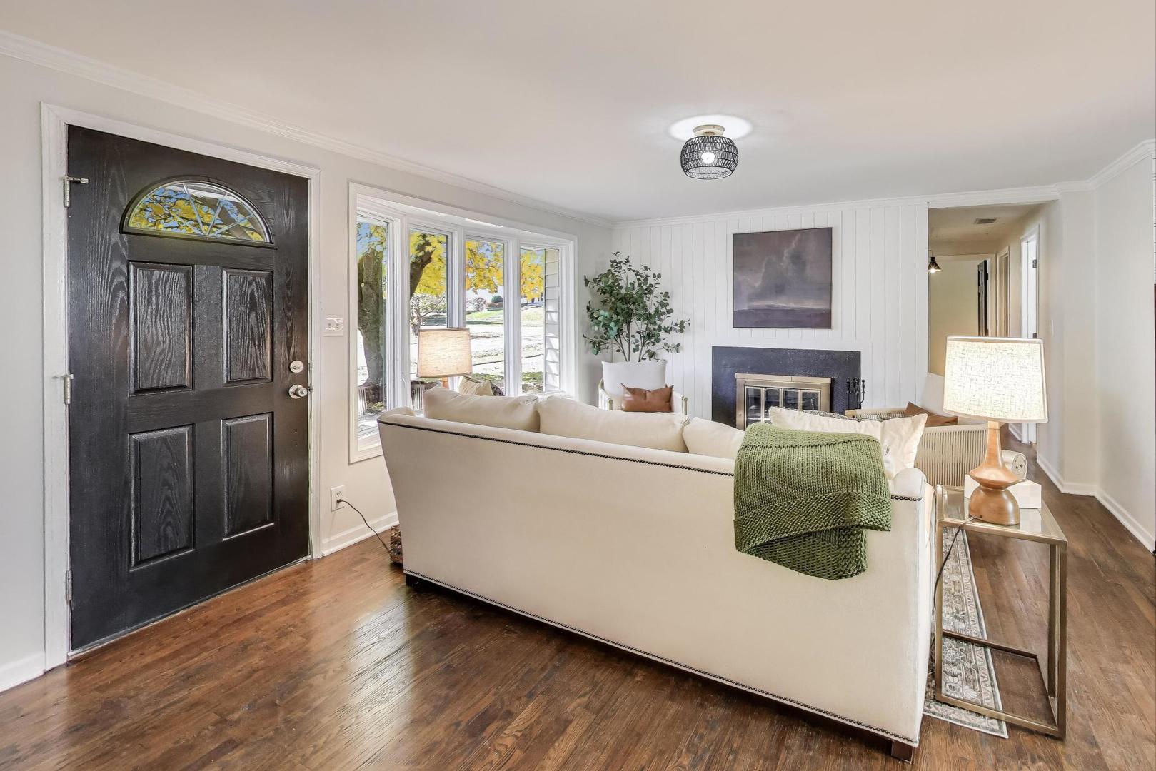 1321 W Liberty Drive, Wheaton, IL 60187