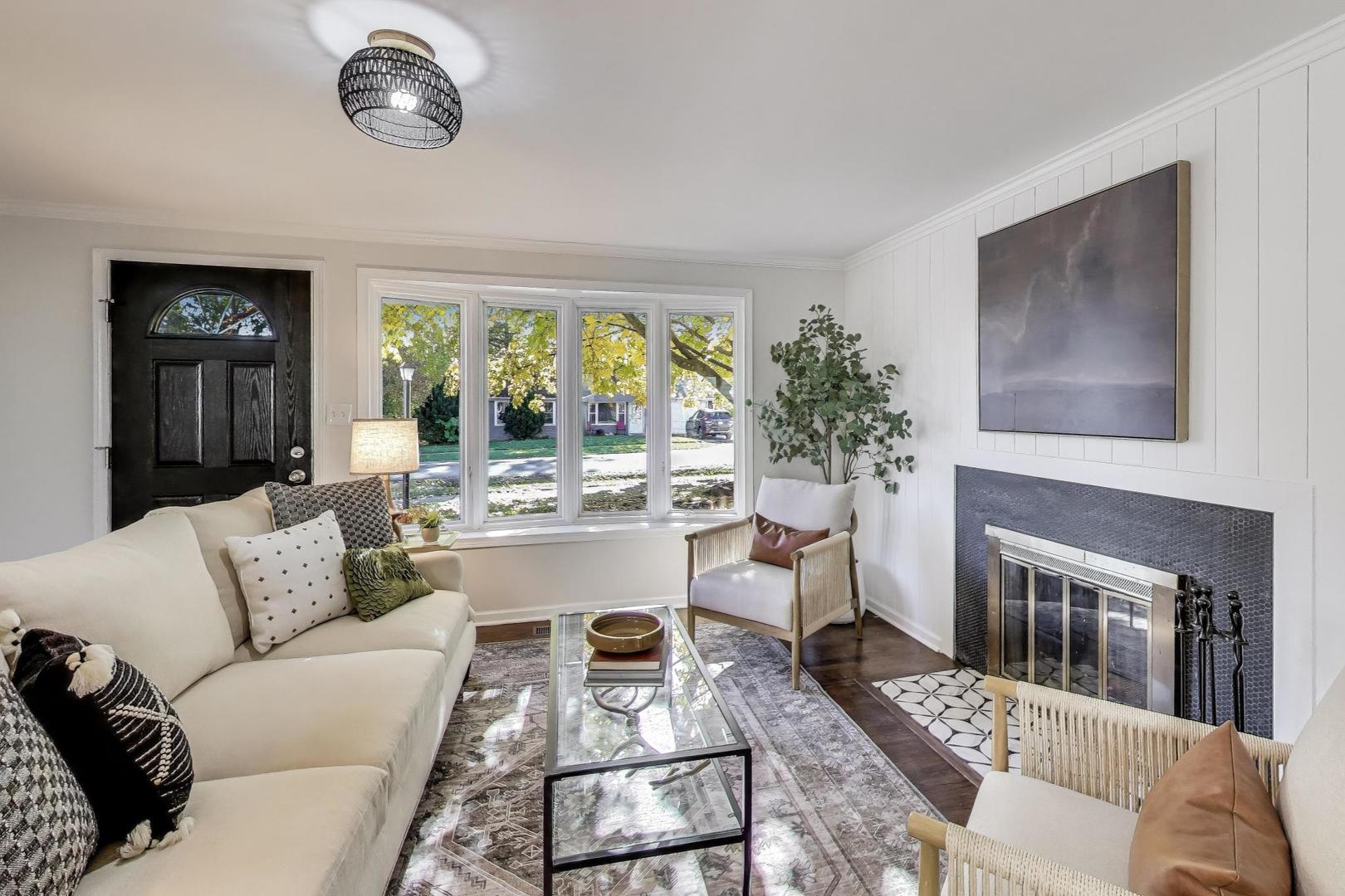 1321 W Liberty Drive, Wheaton, IL 60187