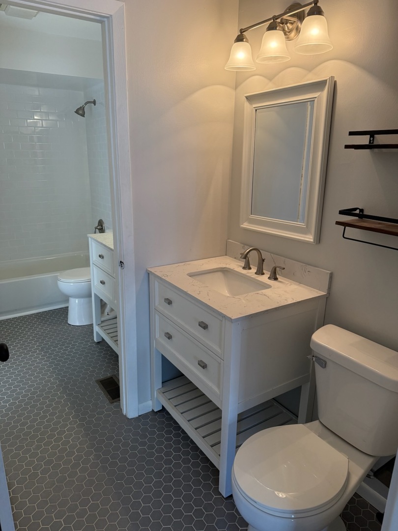 5513 Barclay Court, Clarendon Hills, IL 60514