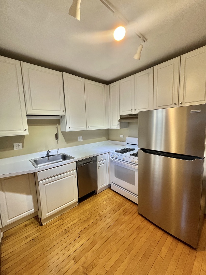 1014 W Barry Avenue #1, Chicago, IL 60657