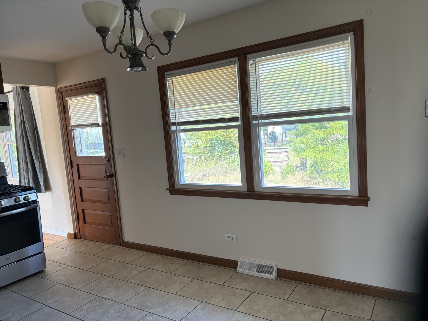 1814 Holly Avenue, Darien, IL 60561