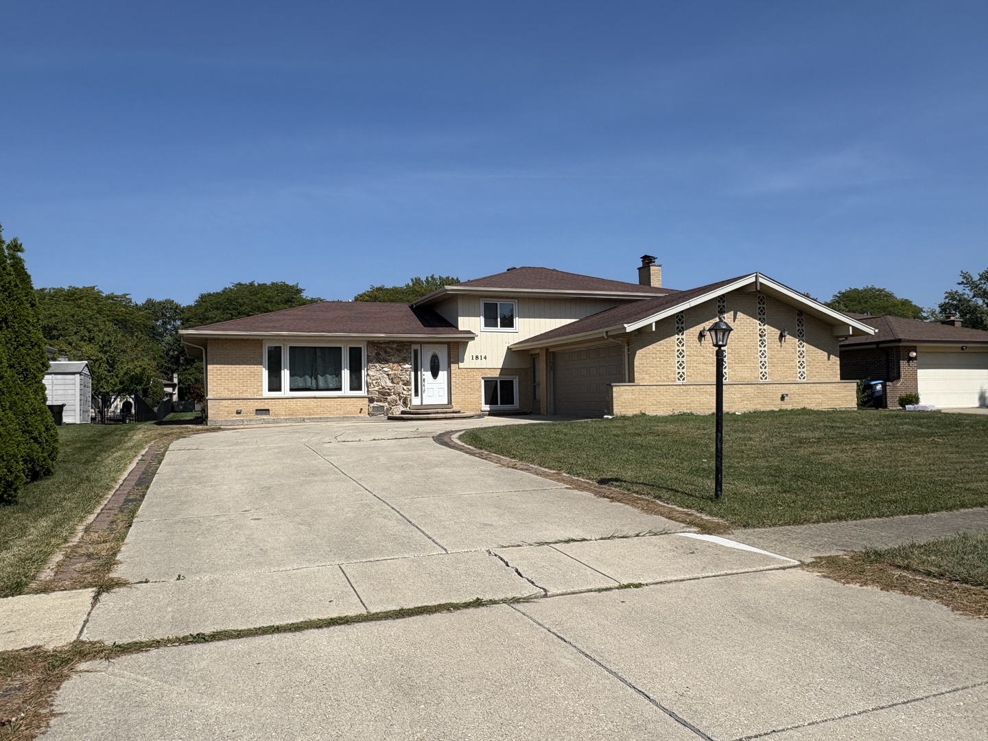 1814 Holly Avenue, Darien, IL 60561